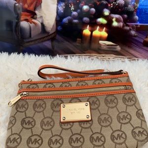 💕Michael Kors Monogram Wristlet/crossbody with orange leather accent💕